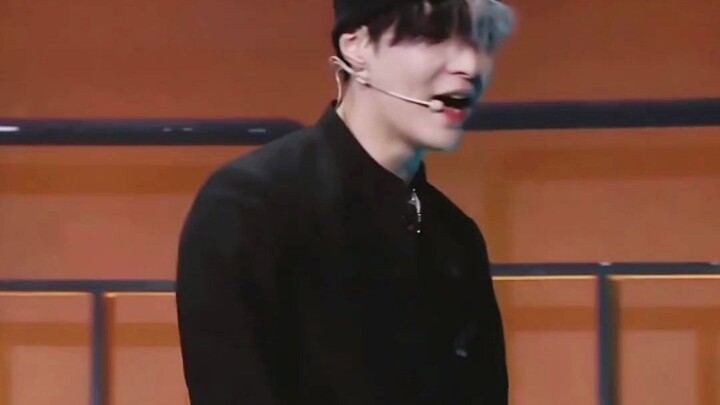 Nhà tạo mẫu: Cầu mong ở thiên đường không có Trương Nghệ Hưng. Hahaha!