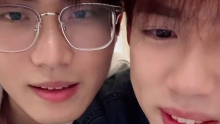 [Jianghu CP] เสี่ยวเจียงกับเสี่ยวหู "พวกเขาแค่อยากดูจูบ แล้วก็วิ่งหนีหลังจากดูจูบ" ฮ่าฮ่าฮ่าฮ่าฮ่า