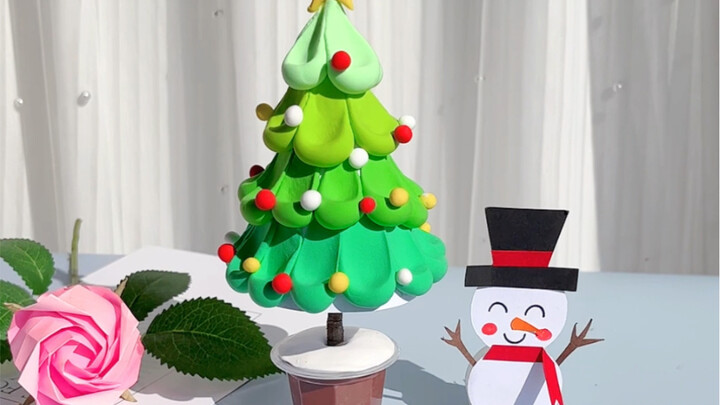 The Christmas tree made of jelly shells is simple and beautiful. Come and try it with your children
