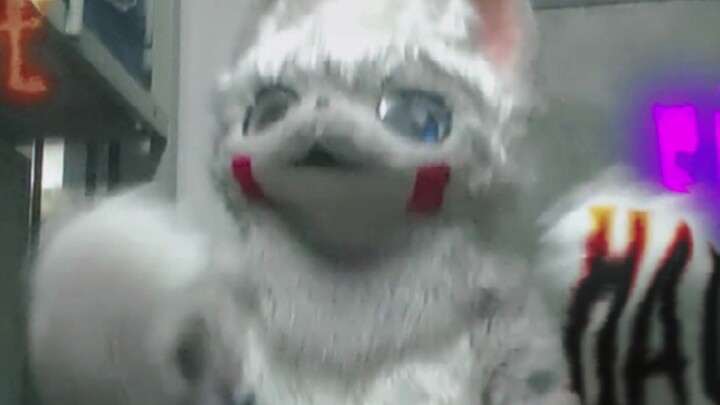 On Halloween, I came home and saw a bouncy glutton—what should you do? AWA (Open your mouth!)