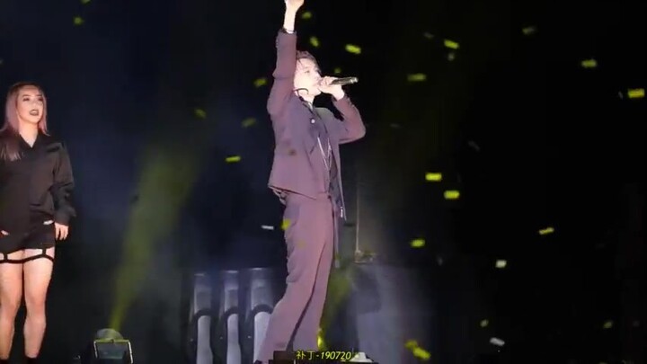 How to Slay the “Open Mic, Live Singing” Challenge? Zhang Yixing’s Concert Has 10 Epic Tricks!