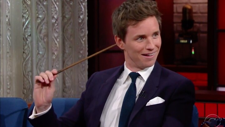 พิธีกร: ปกติคุณใช้ไม้กายสิทธิ์ยังไงเหรอ? จัสมิน: ก็แบบนี้ไง～ เอ็ดดี้สมัยทำหนังสัตว์มหัศจรรย์อยู่ที่ไ