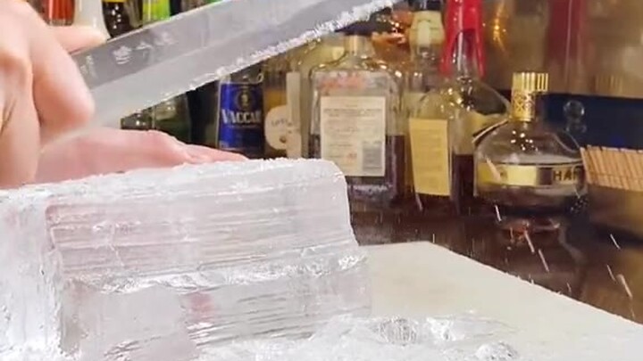 Uống whisky pha nước: Nếu bạn gặp một bartender giỏi thì cứ gọi một ly thủy cách đi