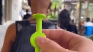 光头小哥被朋友当成了“移动靶子”，走到哪就被扔到哪，好气噢！