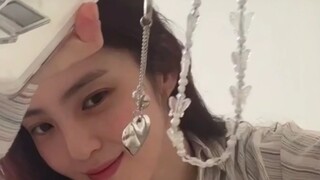#Hansuhee Dia seperti kupu-kupu, bertumpu di bahuku, jadi aku sangat bahagia