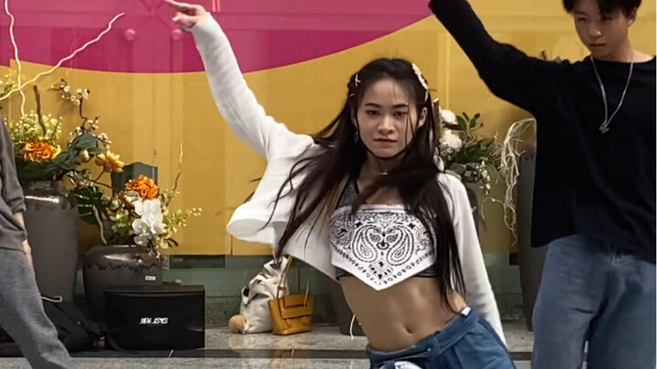 Kim Jong-in mmmh-amateur girl straight shot! Feel the atmosphere of the scene, Chaozhou random dance