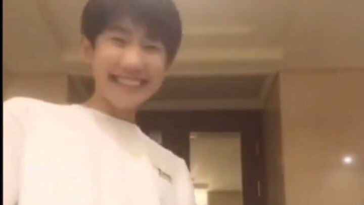 مرحبا بالجميع، أنا وانغ يوان، اليوم سأعرض لكم خدعة سحرية