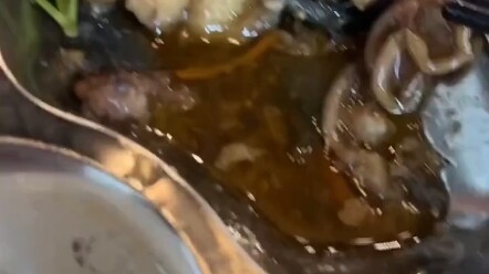 Một nhà ăn phát hiện đồ lạ