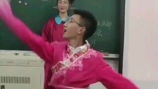 Gerakan tari menawan seorang siswi membuat penonton di ajang lomba drama terpukau