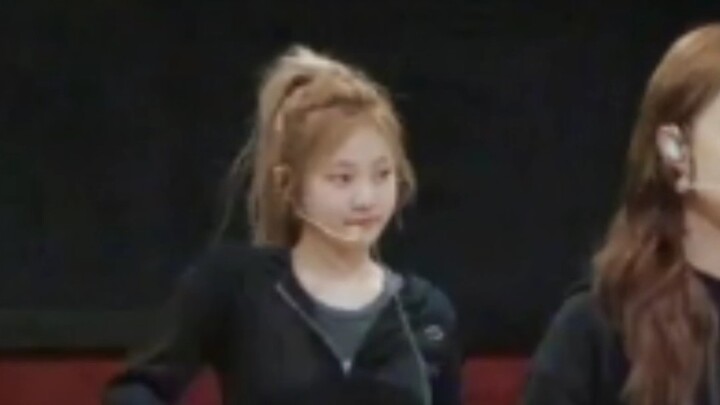 Ningning's no-makeup practice room training behind-the-scenes: such a big, cute milk bun!