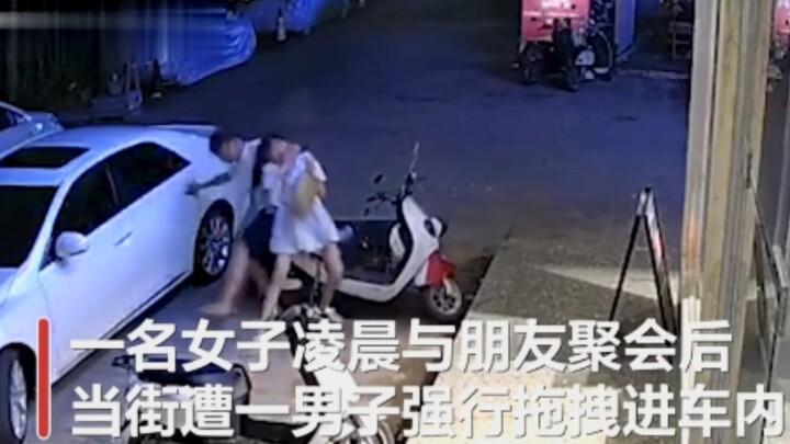 Seorang wanita di Guangxi ditarik paksa ke dalam mobil di tengah jalan oleh seseorang; warga sekitar