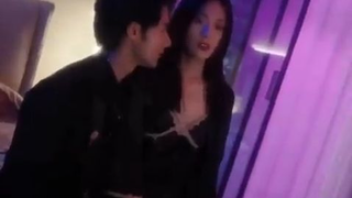 Dia menjual diri pada CEO, tak tahu itu kakak angkat! Cinta terlarang pun dimula