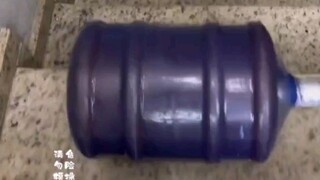 楼梯滚瓶子大赛