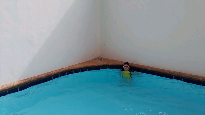 kids swimming.