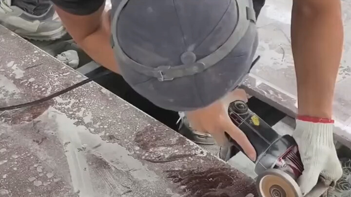 A Master Who Earns 800 Yuan a Day