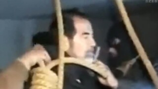 Adegan Saddam Hussein digantung pada tahun 2006, di mana ia diikat dengan tali oleh beberapa orang