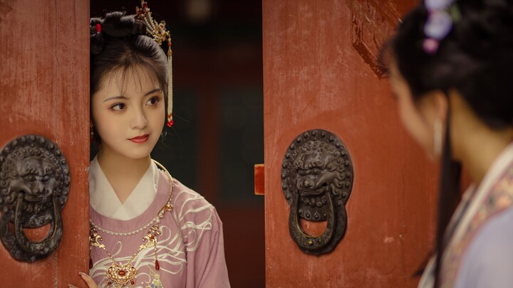 “Berlutut, aku akan mengadilimu!” “Heh~ Lihat nih, si Bao udah gila, ngadili aku apa?”