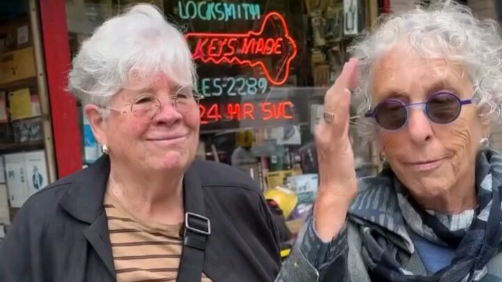 le｜مقابلة في الشارع مع لالا اللتين تعيشان معًا منذ 42 عامًا