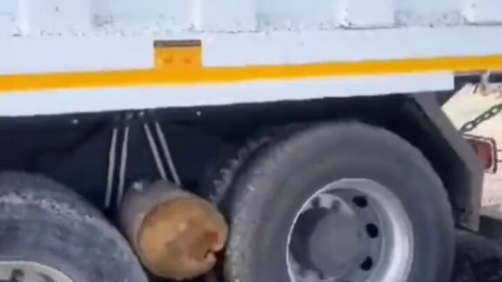 Dùng một khúc gỗ để giải cứu chiếc xe tải mắc kẹt trong hố cát