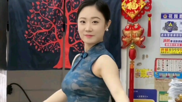 又到了老板娘展示身材的时候了，你们说跳得怎么样？