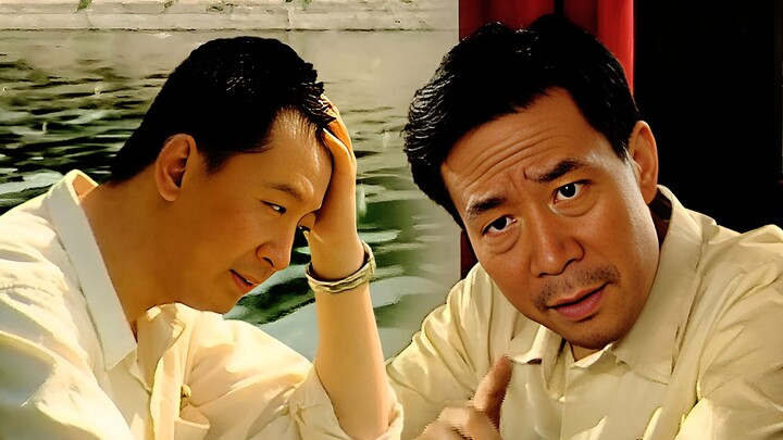 Sejumlah besar ikan berbondong-bondong melompat ke permukaan air; seorang pria meramalkan akan terja