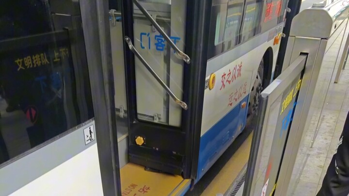 ประตูหน้าจอชานชาลา BRT ของ Wenzhou ไม่ได้ใช้พลังงานและต้องเปิดด้วยมือ