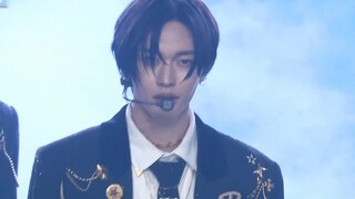 ريز ريز يحصل على غيتار + بوم بوم باس، مسرح حفل توزيع الجوائز