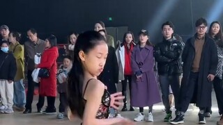 On the third day after rising, she went on stage to walk the runway, but she fell down.
