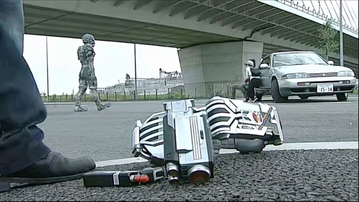 In an emergency, the main riders use the auxiliary rider equipment to transform into emergency rider