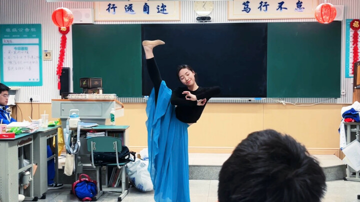 Chengdu No. 7 High School New Year’s Eve Gala: Classical Dance “Tang Yin”