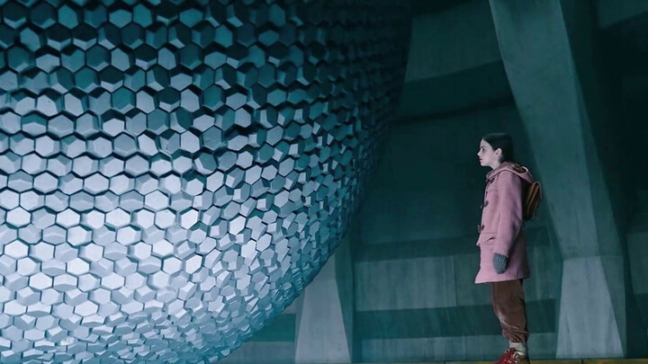 عندما عادت الفتاة من المدرسة إلى المنزل، اكتشفت أن المنزل اختفى فجأة، ولم يتبق سوى حجر غريب ملقى على