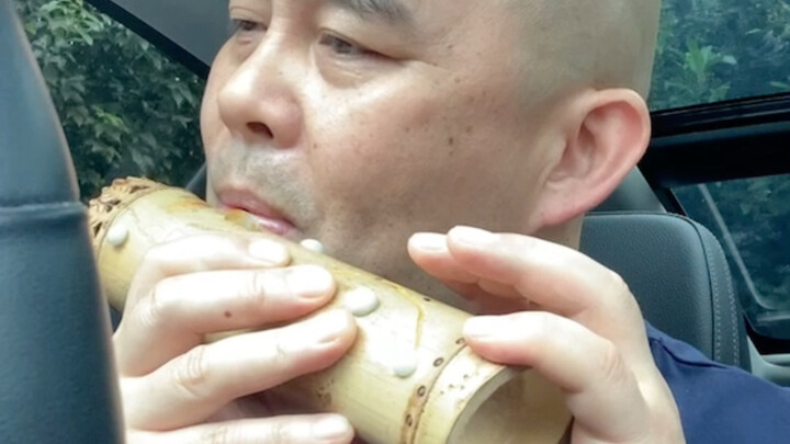 เพิ่งทำฉู่ซุนไม้ไผ่แบบเฉพาะตัวขึ้นมาชิ้นหนึ่ง ลองเป่าเพลง “ปลาใหญ่” บนรถ ชอบเสียงอันอบอุ่นของมันมากเ