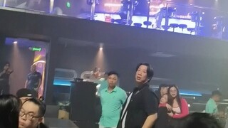 敬生活里的暗淡 也敬人间的灿烂干
