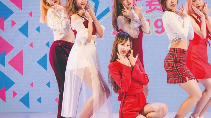 สาวขายาวออนไลน์แล้ว คนดูทั้งโรงก็เฮกันใหญ่