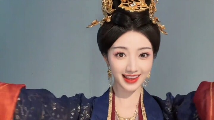 Thịnh Thế Thiên Hạ đã bán được hơn năm triệu bản rồi, Chiếu Nhi nhảy một điệu cho mọi người xem nhé