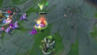 كم هي رائعة وجميلة الفتاة وهي تلعب بكينان!!