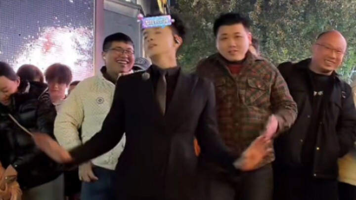 【داي تشو شياو شنغ】 الرقص في المكان لن يظل دائمًا رائجًا، لذا فهو يسعى جاهدًا لتعلم رقصات جديدة باستم