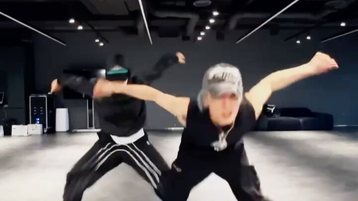 230906 Lee Tae-yong & Bada Lee tantangan celana jeans longgar di Badaling, energi sudah habis