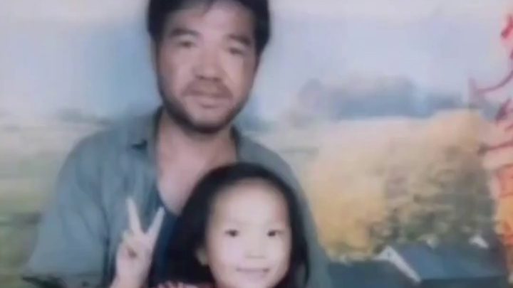 Peaches and Plums Across the World: A Photo That Unites Teacher and Student in Deep Affection