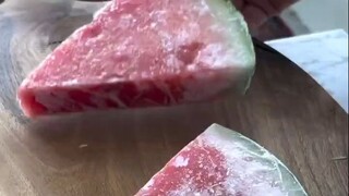 把冰冻西瓜和冰淇淋一起打碎，看起来不错，想试试看了