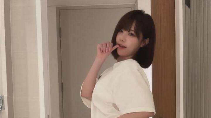 【Massami】 Wiggle Wiggle in a white everyday outfit 🐎 K-pop dance cover
