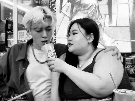 يوم إحدى الأمهات العازبات التي تزن 140 كيلوغرامًا، لا يجرؤ مستخدمو دووبان على تقييمه.