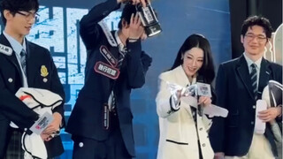 [Dilraba Dilmurat] Playing with glowing crystal shoes is so cute! Let her play with it!