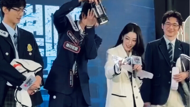 [Dilraba Dilmurat] Playing with glowing crystal shoes is so cute! Let her play with it!