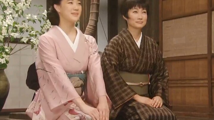 The beautiful female boss is actually going to ride in a palanquin.