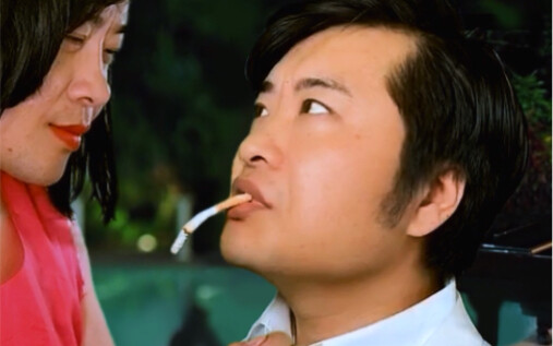 Hardcore Imitation: Singing “Li Xianglan” While Playing Guitar, Just Like Stephen Chow’s “All for th