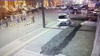 Dari pagi hingga malam, mereka menarik dua pilar batu untuk mengajarinya berperilaku.