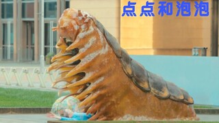 在未来世界，人们的眼前只有智能脑机，根本不会关注外面的世界，没有脑机的指引，甚至连路都不会走