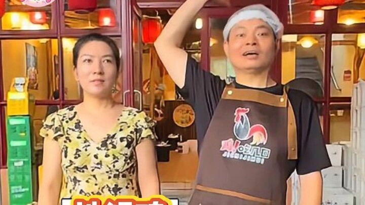Khách quen: Lạ nhỉ, sao cửa hàng ngày càng đông người, lại còn phải xếp hàng nữa!