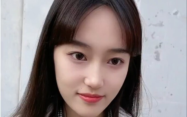 This senior female student is just too cute! Let's team up and chow down together.